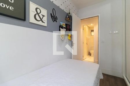 Quarto simples com cama e paredes brancas, com decoração minimalista e alguns objetos de decoração. de apartamento à venda com 4 quartos, 78m² em Vila da Saúde, São Paulo
