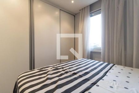 Cama com cobertor e cortina, com iluminação adequada e mobiliário simples. de apartamento à venda com 4 quartos, 78m² em Vila da Saúde, São Paulo