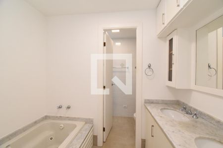 Banheiro da Suíte de apartamento à venda com 1 quarto, 61m² em Batel, Curitiba