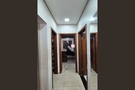 Corredor  de casa à venda com 4 quartos, 244m² em Vila Santa Odila, Campinas