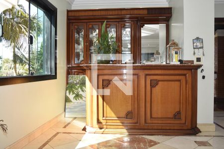 Sala de casa para alugar com 6 quartos, 800m² em Chácaras Uirapuru, Embu das Artes