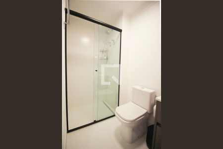 Banheiro de kitnet/studio para alugar com 1 quarto, 28m² em Indianópolis, São Paulo