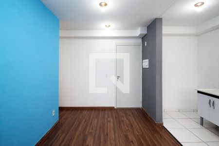 Sala de apartamento para alugar com 2 quartos, 42m² em Roselândia, Cotia