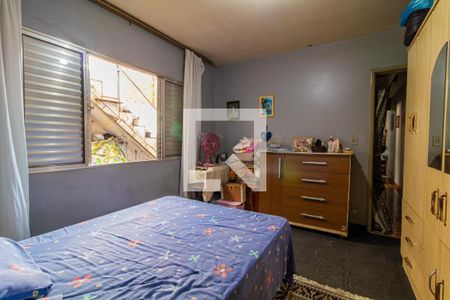 Quarto com cama, armário e porta para a escada, com vista para a rua. de casa à venda com 3 quartos, 100m² em Mauá, São Caetano do Sul