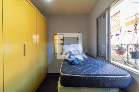 Quarto pequeno com cama simples e móveis de madeira, com vista para a rua. de casa à venda com 3 quartos, 100m² em Mauá, São Caetano do Sul