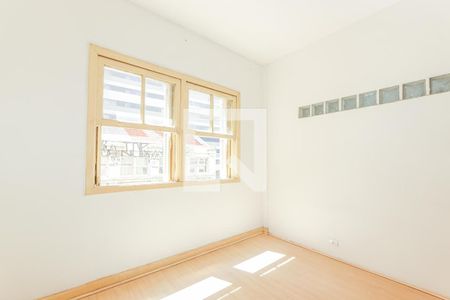 Janela com vista para a cidade, com madeira como piso e paredes brancas. de apartamento à venda com 2 quartos, 73m² em Santa Cecilia, São Paulo