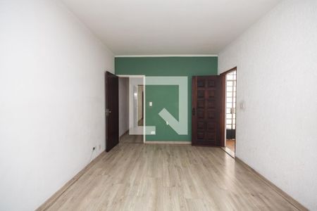 Sala com paredes brancas e verde, piso de madeira e portas de madeira, com iluminação natural e boa qualidade de iluminação artificial. de casa à venda com 4 quartos, 250m² em Siciliano, São Paulo