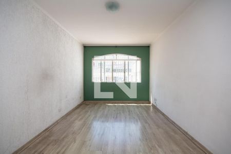 Espaço vazio com parede verde e janela grande, iluminado por luz natural. de casa à venda com 4 quartos, 250m² em Siciliano, São Paulo