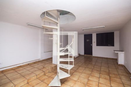 Escada de metal branca em um ambiente com piso de azulejo e paredes brancas. de casa à venda com 4 quartos, 250m² em Siciliano, São Paulo