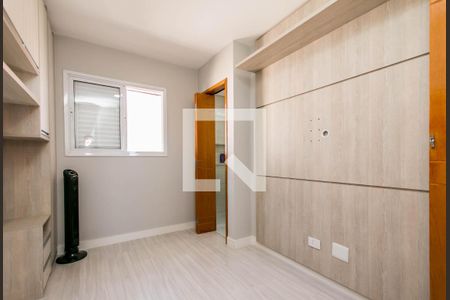 Quarto com móveis de madeira e piso de porcelanato, com uma janela pequena e iluminação boa. de casa à venda com 2 quartos, 74m² em Vila Santa Edwiges, São Paulo