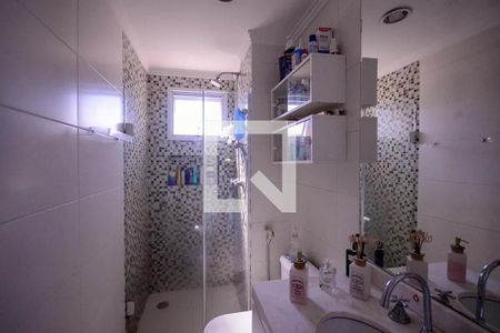 Banheiro com piso de porcelanato, chuveiro, vaso sanitário e lavabo, com iluminação adequada e mobiliário simples. de apartamento à venda com 4 quartos, 64m² em Vila Moraes, São Paulo