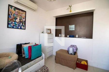 Quarto com cama, móveis e decoração simples, com um quadro na parede e um ar condicionado no teto. de apartamento à venda com 4 quartos, 113m² em Indianópolis, São Paulo