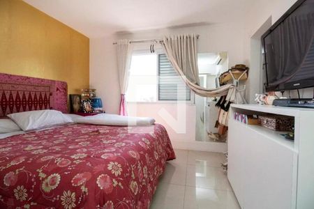 Quarto com cama, TV e móveis simples, com um pouco de decoração. de apartamento à venda com 4 quartos, 113m² em Indianópolis, São Paulo