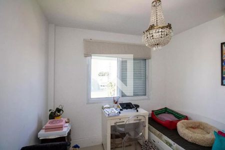 Pequena sala com mesa de trabalho e cama para gato, com iluminação adequada e mobiliário simples. de apartamento à venda com 4 quartos, 113m² em Indianópolis, São Paulo