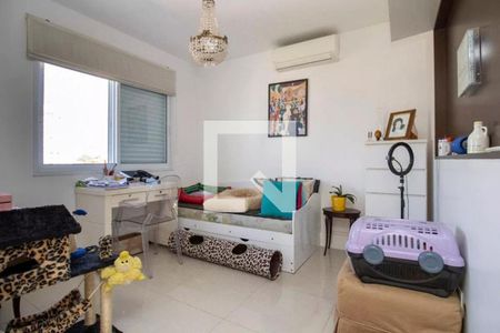 Quarto com cama de solteiro, móveis de madeira e decoração simples. de apartamento à venda com 4 quartos, 113m² em Indianópolis, São Paulo