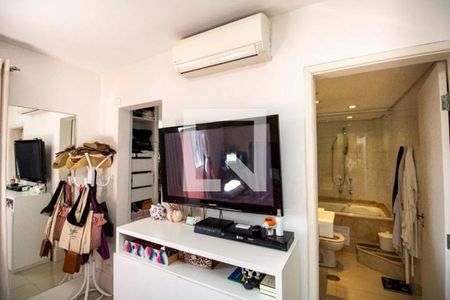 TV e console de TV em uma sala de estar branca e moderna, com uma porta para o banheiro. de apartamento à venda com 4 quartos, 113m² em Indianópolis, São Paulo