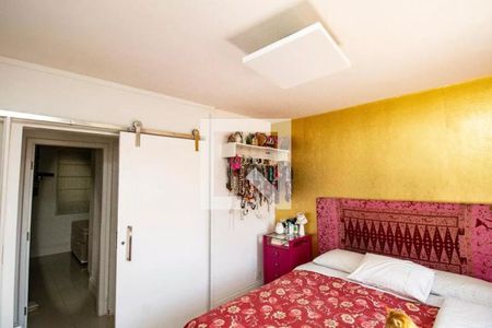 Quarto com cama de casal, com cabeceira em madeira e cortina de tecido, com um pequeno armário e uma porta de vidro. de apartamento à venda com 4 quartos, 113m² em Indianópolis, São Paulo