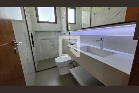 Banheiro da suíte  de casa de condomínio para alugar com 3 quartos, 300m² em Santo Antônio, Vespasiano