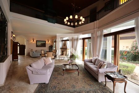 Sala de estar com lareira de casa de condomínio para alugar com 4 quartos, 853m² em Jardim Petropolis, São Paulo