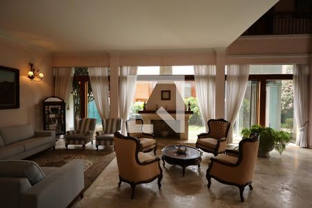 Sala de estar com lareira de casa de condomínio para alugar com 4 quartos, 853m² em Jardim Petropolis, São Paulo