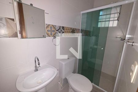 Banheiro de casa de condomínio para alugar com 2 quartos, 41m² em Cidade das Crianças, Praia Grande