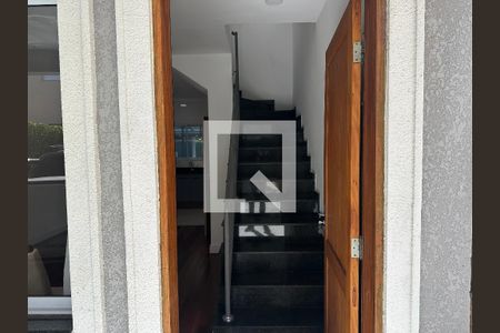 Entrada  de casa de condomínio para alugar com 3 quartos, 105m² em Jardim Rancho Alegre, Barueri