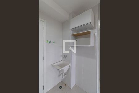Sala/Cozinha/Área de Serviço  de apartamento para alugar com 2 quartos, 32m² em Vila Carmosina, São Paulo