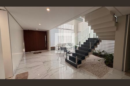 Escada de casa de condomínio à venda com 5 quartos, 510m² em Residencial Granville, Goiânia