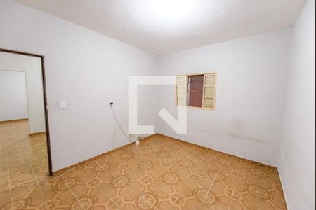 Quarto de casa para alugar com 1 quarto, 80m² em Jardim Gurilândia, Taubaté