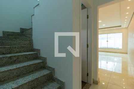 Escadas de casa de condomínio para alugar com 3 quartos, 225m² em Jardim Nova Coimbra, Cotia