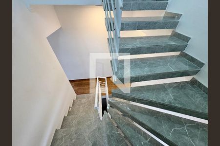 Escada para os Quartos de casa para alugar com 3 quartos, 170m² em Jardim Maristela, São Paulo