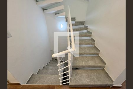 Escada para os Quartos de casa para alugar com 3 quartos, 170m² em Jardim Maristela, São Paulo