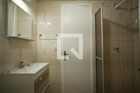 Banheiro de kitnet/studio para alugar com 1 quarto, 39m² em Cristo Rei, Curitiba