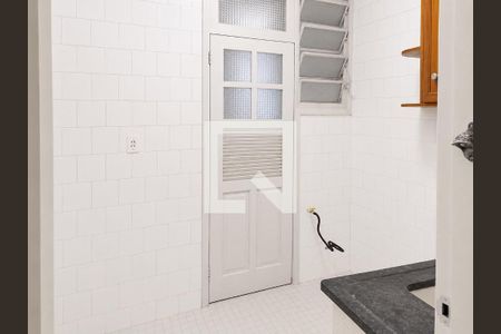 Banheiro com piso de porcelanato e porta de madeira com venezianas. de apartamento à venda com 2 quartos, 66m² em Tijuca, Rio de Janeiro
