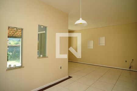 Sala de casa de condomínio para alugar com 3 quartos, 525m² em Itaipuaçu, Maricá