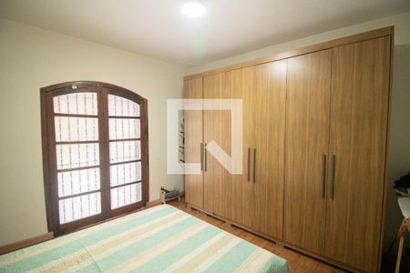 SUÍTE de casa à venda com 3 quartos, 251m² em Vila Serralheiro, São Paulo
