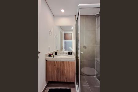 Banheiro de kitnet/studio para alugar com 1 quarto, 24m² em Liberdade, São Paulo
