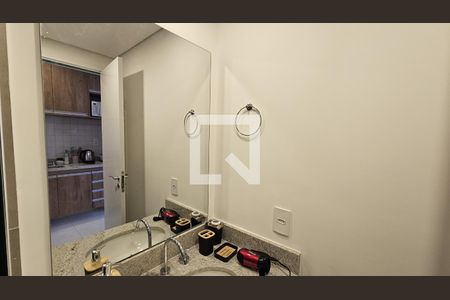 Banheiro de kitnet/studio para alugar com 1 quarto, 24m² em Liberdade, São Paulo