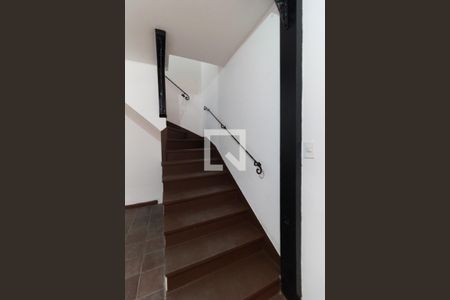 Escada de casa para alugar com 3 quartos, 91m² em Vila Santo Estefano, São Paulo