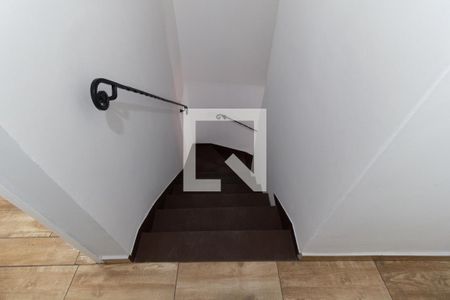 Escada de casa para alugar com 3 quartos, 91m² em Vila Santo Estefano, São Paulo