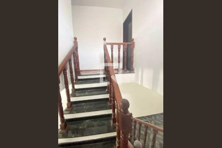 Escada de casa à venda com 3 quartos, 180m² em Jardim Vila Galvao, Guarulhos