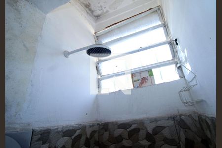 Banheiro de kitnet/studio para alugar com 1 quarto, 30m² em Brás de Pina, Rio de Janeiro