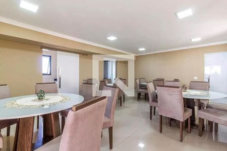 Sala de jantar com mesa redonda e cadeiras de couro, iluminada por lâmpadas de LED. de apartamento à venda com 1 quarto, 40m² em Moema, São Paulo