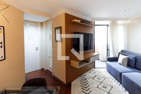 Sala de estar com sofá e TV em uma casa moderna e bem decorada. de apartamento à venda com 1 quarto, 40m² em Moema, São Paulo
