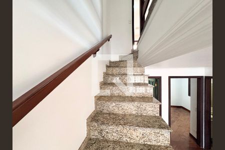 Escada de casa à venda com 3 quartos, 181m² em Jardim Sao Ricardo, São Paulo