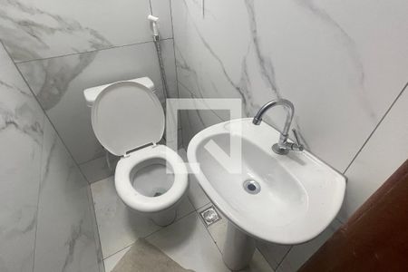 Banheiro de casa de condomínio para alugar com 2 quartos, 69m² em Jardim Primavera, Duque de Caxias