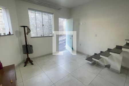 Sala de casa de condomínio para alugar com 2 quartos, 69m² em Jardim Primavera, Duque de Caxias