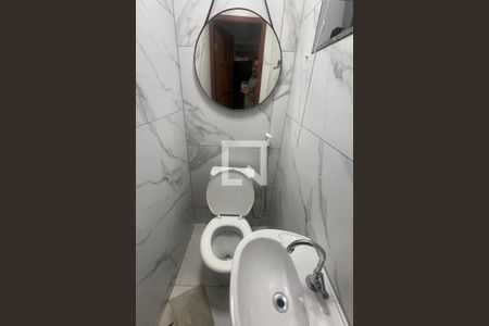 Banheiro de casa de condomínio para alugar com 2 quartos, 69m² em Jardim Primavera, Duque de Caxias