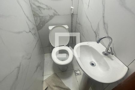 Banheiro de casa de condomínio para alugar com 2 quartos, 69m² em Jardim Primavera, Duque de Caxias