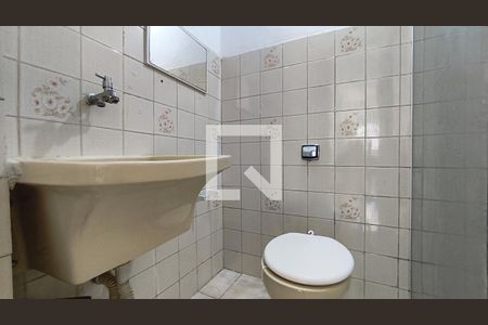 Banheiro de kitnet/studio para alugar com 1 quarto, 44m² em Liberdade, São Paulo